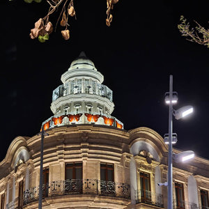 2023-04-21 - Mooi gebouw in de avond<br/>Centrum - Almería - Spanje<br/>SM-G981B - 5.9 mm - f/2.0, 1/8 sec, ISO 100