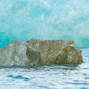 2023-09-20 - Brokje ijs in het water<br/>Carlsbergfjord - Groenland<br/>Canon EOS R6m2 - 300 mm - f/6.3, 1/200 sec, ISO 800