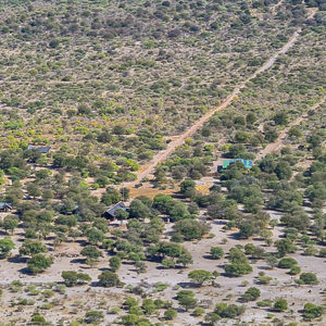 2024-05-07 - De lodge vanuit het vliegtuigje gezien<br/>Deception Valley Lodge - Central Kalahari Game Reserve - Botswana<br/>SM-G981B - 5.9 mm - f/2.0, 1/400 sec, ISO 50