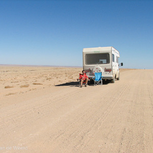 2007-08-15 - Lunch, gewoon maar langs de kant van de kale weg<br/>Onderweg - Cape Cross - Hentiesbaai - Namibie<br/>Canon PowerShot S2 IS - 6 mm - f/5.0, 1/1000 sec, ISO 50