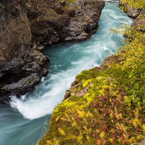 2023-09-10 - De herfstkleuren begonnen te komen<br/>Barnafoss en Hraunfossar - Husafell - IJsland<br/>Canon EOS R5 - 24 mm - f/16.0, 0.6 sec, ISO 100