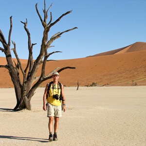 2007-08-11 - Wouter in Deadvlei bij een karakteristieke boom<br/>Deadvlei - Sesriem - Namibie<br/>Canon PowerShot S2 IS - 11.3 mm - f/4.0, 1/1000 sec, ISO 50