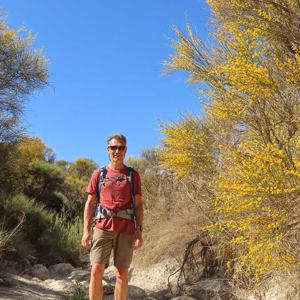 2023-04-25 - Wouter tussen de gele bloemen<br/>Wandeling Los Molinos del Rio Ag - El Rio de Aguas - Spanje<br/>Canon PowerShot SX70 HS - 6.1 mm - f/4.5, 1/1000 sec, ISO 100