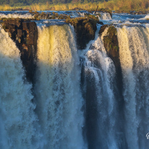 2024-04-25 - Het water stort loodrecht omlaag<br/>Victoria Falls - Victoria Falls - Zimbabwe<br/>Canon EOS R5 - 200 mm - f/8.0, 1/1000 sec, ISO 800