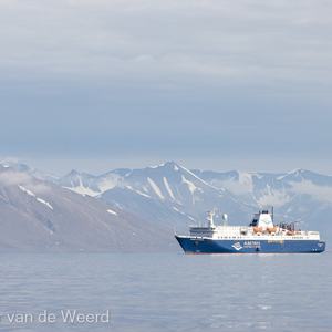2022-07-15 - Ons cruiseschip in een baai tussen de bergen<br/>Spitsbergen<br/>Canon EOS R5 - 170 mm - f/7.1, 1/4000 sec, ISO 800