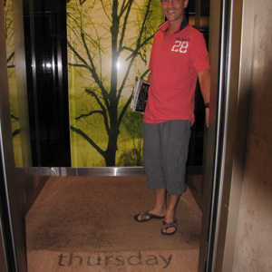 2009-08-27 - In de lift zag je welke dag het was<br/>Maya hotel - Kuala Lumpur - Maleisië<br/>Canon PowerShot SX1 IS - 5 mm - f/2.8, 1/60 sec, ISO 250