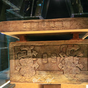 2008-07-18 - Zijkant van de graftombe<br/>Museum van Palenque - Palenque - Mexico<br/>Canon EOS 30D - 24 mm - f/4.0, 0.4 sec, ISO 800