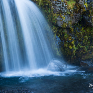 2023-09-11 - De rots in het water<br/>Kirkjufell - Grundarfjörður - IJsland<br/>Canon EOS R5 - 105 mm - f/22.0, 0.5 sec, ISO 100