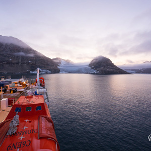 2023-09-20 - We varen in de ochtend in een fjord met 4 gletsjers<br/>Carlsbergfjord - Groenland<br/>Canon EOS R6m2 - 14 mm - f/11.0, 1/40 sec, ISO 800