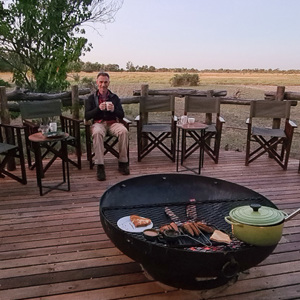 2024-05-03 - Het ontbijt, buiten op een vlonder<br/>Kwai Lediba Camp - Shorobe - Botswana<br/>SM-G981B - 2.2 mm - f/2.2, 0.04 sec, ISO 1000