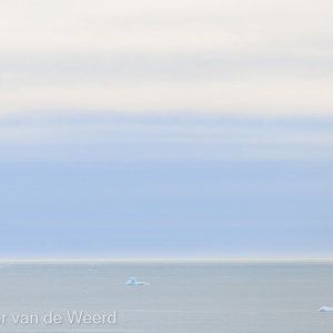 2022-07-19 - Kleine ijsschotsen drijven in het water<br/>Torellneset - Spitsbergen<br/>Canon EOS R5 - 400 mm - f/8.0, 1/1000 sec, ISO 400