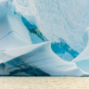 2023-09-20 - Prachtige blauwe banen in het ijs<br/>Carlsbergfjord - Groenland<br/>Canon EOS R6m2 - 400 mm - f/5.6, 1/1000 sec, ISO 1250
