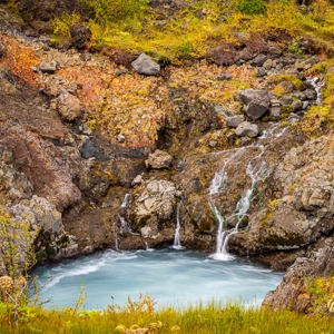 2023-09-10 - Een klein stroompje voegt zich bij de rivier<br/>Barnafoss en Hraunfossar - Husafell - IJsland<br/>Canon EOS R5 - 105 mm - f/11.0, 0.5 sec, ISO 100