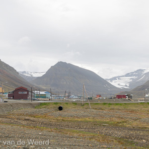 2022-07-13 - Het dorp met gletsjer op de achtergrond<br/>Longyearbyen<br/>Canon EOS R5 - 47 mm - f/8.0, 1/40 sec, ISO 200