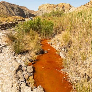 2023-04-24 - Water rood van het ijzer<br/>Wandeling Lawrence of Arabia in  - Tabernas - Spanje<br/>Canon EOS R5 - 24 mm - f/8.0, 1/400 sec, ISO 400