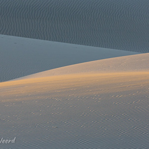 2021-10-26 - De laatste zonnestralen scheren over het zand<br/>Las Dunas de Maspalomas - Maspalomas - Gran Canaria - Spanje<br/>Canon EOS 5D Mark III - 400 mm - f/5.6, 1/125 sec, ISO 400