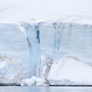 2022-07-19 - Blauwe spleten in de ijs-wand<br/>Torellneset - Spitsbergen<br/>Canon EOS R5 - 400 mm - f/5.6, 1/2000 sec, ISO 800