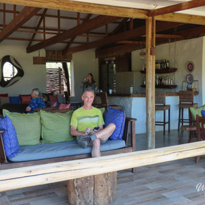 2024-04-29 - Wouter in de zitruimte van de lodge<br/>Chobe Elephant Camp - Botswana<br/>Canon PowerShot SX70 HS -  - , , ISO 100
