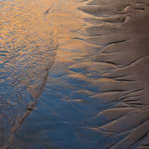 2022-11-08 - Warm avondlicht op het strand<br/>Los Canajos - La Palma - Canarische eilanden - Spanje<br/>Canon EOS R5 - 31 mm - f/5.6, 1/15 sec, ISO 200