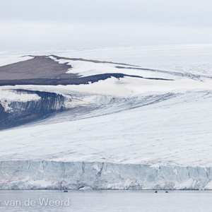 2022-07-19 - Enorme gletsjer. met een paar zodiacs ervoor<br/>Torellneset - Spitsbergen<br/>Canon EOS R5 - 400 mm - f/8.0, 1/800 sec, ISO 400