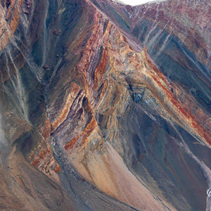 2023-09-17 - De mooie kleuren en lagen in de rotsen van dichtbij<br/>Kong Oscar fjord - Ella Island - Groenland<br/>Canon EOS R6m2 - 100 mm - f/8.0, 0.04 sec, ISO 1600
