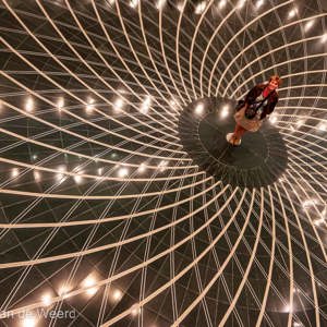 2009-08-28 - Carin in het centrum van de aandacht<br/>Petronas Twin Towers - Kuala Lumpur - Maleisië<br/>Canon EOS 50D - 18 mm - f/5.6, 1/6 sec, ISO 800