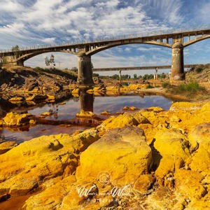 2023-05-04 - Gele rotsen bij een brug over de Rio Tinto<br/>Rio Tinto - Villarrasa - Spanje<br/>Canon EOS R5 - 24 mm - f/8.0, 1/320 sec, ISO 200