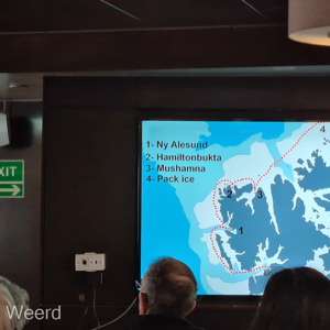 2022-07-15 - Dagelijks was er een briefing, met o.a. waar we waren<br/>Viking theater - cruise schip - Spitsbergen<br/>SM-G981B - 5.9 mm - f/2.0, 0.02 sec, ISO 250