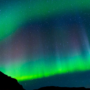 2023-09-12 - Spectaculair noorderlicht<br/>Arnarstapi - IJsland<br/>Canon EOS R5 - 24 mm - f/4.0, 25 sec, ISO 6400