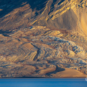 2023-09-17 - Zacht, warm strijklicht op de bergen die oprijzen uit de zee<br/>Kong Oscar fjord - Ella Island - Groenland<br/>Canon EOS R6m2 - 227 mm - f/5.6, 1/500 sec, ISO 800