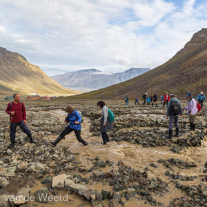 2022-07-21 - Het water stroomde best snel en hoog<br/>Sarkofagen - Lonngyearbyen - Spitsbergen<br/>Canon EOS R5 - 24 mm - f/8.0, 1/250 sec, ISO 400