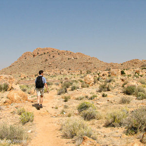 2007-08-09 - Wouter in het vrij kale, dorre landschap<br/>Onderweg - Lüderitz - Betta - Namibie<br/>Canon PowerShot S2 IS - 7.5 mm - f/4.0, 1/1000 sec, ISO 50