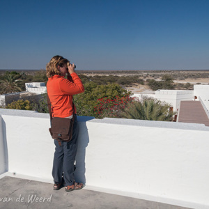 2007-08-22 - Carin op zoek naar wild<br/>Etosha NP - Namibie<br/>Canon EOS 30D - 17 mm - f/16.0, 0.01 sec, ISO 200