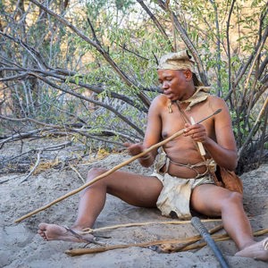 2024-05-05 - Bij de culutuur-tour kregen we uitleg over het traditionele leve<br/>Deception Valley Lodge - Central Kalahari Game Reserve - Botswana<br/>Canon EOS R5 - 72 mm - f/7.1, 0.01 sec, ISO 1250