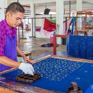 2009-08-10 - Batik demonstratie<br/>Kraftangan Malaysia-centrum - Chendering - Maleisië<br/>Canon EOS 50D - 24 mm - f/8.0, 1/13 sec, ISO 800