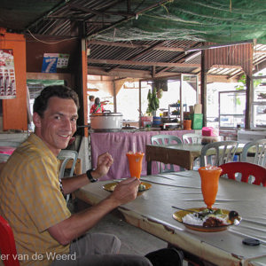 2009-08-08 - Lunch in een onooglijk zaakje<br/>Onderweg - Kuala Terengganu - Maleisië<br/>Canon PowerShot SX1 IS - 7.3 mm - f/3.2, 1/60 sec, ISO 200