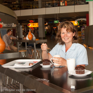 2009-08-02 - Begin van iedere vakantie: Cappucino met een choco-muffin<br/>Schiphol - Amsterdam - Nederland<br/>Canon EOS 50D - 32 mm - f/4.5, 1/60 sec, ISO 200