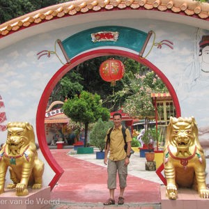 2009-08-07 - Wouter bij een mooie tempel-poort<br/>Ling Seng Tong tempel - Ipoh - Maleisië<br/>Canon PowerShot SX1 IS - 7 mm - f/4.0, 1/250 sec, ISO 80