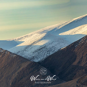 2023-09-18 - Chocoladebruine bergen met poedersuiker-sneeuw<br/>Keiser Franz Josephs Fjord - Nor - Groenland<br/>Canon EOS R6m2 - 234 mm - f/5.6, 1/800 sec, ISO 400