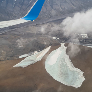 2022-07-13 - Mooie landschappen onder ons<br/>Boven Spitsbergen ergens - Spitsbergen<br/>SM-G981B - 5.4 mm - f/1.8, 1/640 sec, ISO 50