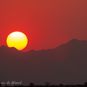 2007-08-09 - Zonsondergang op camping bij Betta<br/>Betta - Namibie<br/>Canon EOS 30D - 400 mm - f/8.0, 1/200 sec, ISO 200
