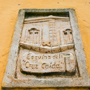 2008-07-13 - Straatnaam-bordje<br/>Straatbeeld - Izamal - Mexico<br/>Canon EOS 30D - 22 mm - f/8.0, 1/60 sec, ISO 100