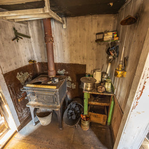 2023-09-18 - Kolen-fornuis<br/>Hoelsbu (hut) - Groenland<br/>Canon EOS R6m2 - 14 mm - f/8.0, 0.2 sec, ISO 1600