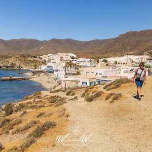 2023-04-26 - Carin voor het dorpje San José<br/>Mirador de La Amatista - Parque Natural Cabo de Gata-Nija - Spanje<br/>Canon EOS R5 - 24 mm - f/11.0, 1/250 sec, ISO 200