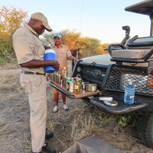 2024-05-06 - De gin-tonic en andere sun-downers worden weer klaargemaakt<br/>Deception Valley Lodge - Central Kalahari Game Reserve - Botswana<br/>Canon PowerShot SX70 HS - 3.8 mm - f/5.0, 1/80 sec, ISO 125