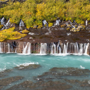 2023-09-10 - Hraunfossar is vooral breed<br/>Barnafoss en Hraunfossar - Husafell - IJsland<br/>Canon EOS R5 - 45 mm - f/16.0, 0.4 sec, ISO 100