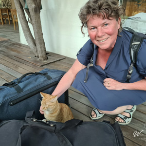 2024-05-04 - het was net Toby, de poes van onze vrienden Roos en Marcel<br/>The Waterfront Guesthouse - Maun - Botswana<br/>SM-G981B - 5.4 mm - f/1.8, 0.02 sec, ISO 250