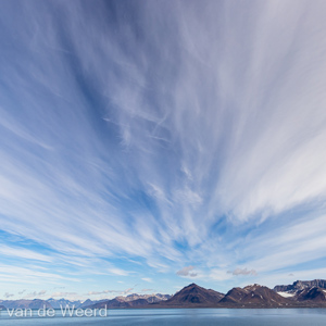 2022-07-14 - Wolken waaieren uit boven de bergen<br/>Spitsbergen<br/>Canon EOS R5 - 24 mm - f/8.0, 1/400 sec, ISO 200