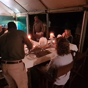 2024-04-30 - Het diner, met alle gasten en gidsen samen aan één tafel<br/>Kala Camp - Okavango Delta - Botswana<br/>SM-G981B - 2.2 mm - f/2.2, 1/17 sec, ISO 2500
