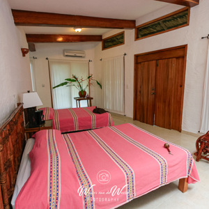2008-07-21 - Onze enorme hotelkamer<br/>Hotel La Aldea del Halach-Unic - Palenque - Mexico<br/>Canon EOS 30D - 10 mm - f/6.3, 1/15 sec, ISO 400